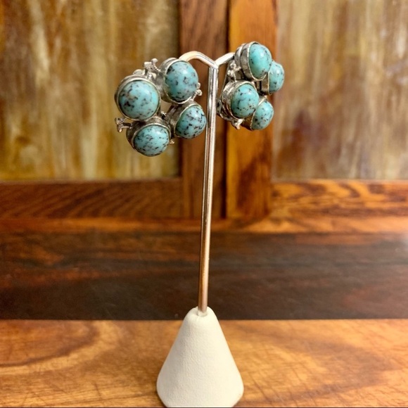 Vintage 1970s Simulated Turquoise In Pewter Clip on Earrings - Picture 7 of 7